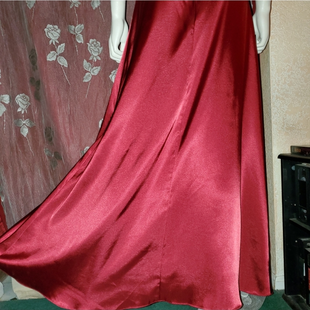 ❤NWOT- Gorgeous Red Satin Strapless Gown w/ Belted Waist ❤ - Picture 3 of 15
